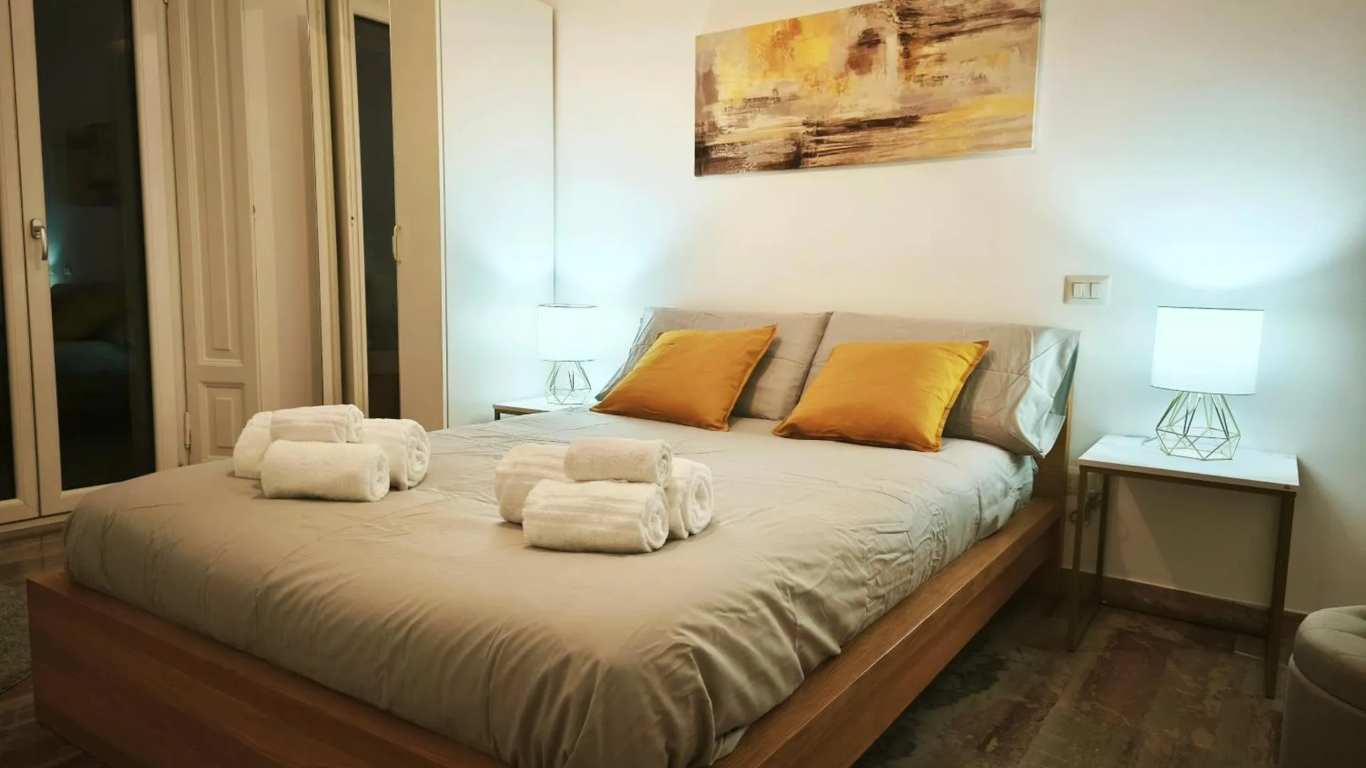 Apartment Elegant City View Flat Adjacent Metro Milan