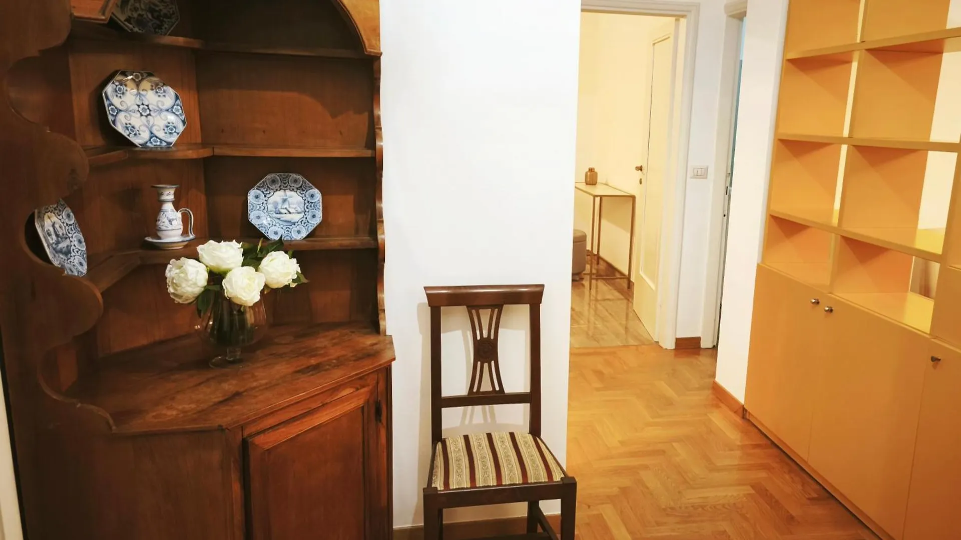 Elegant City View Flat Adjacent Metro Milan