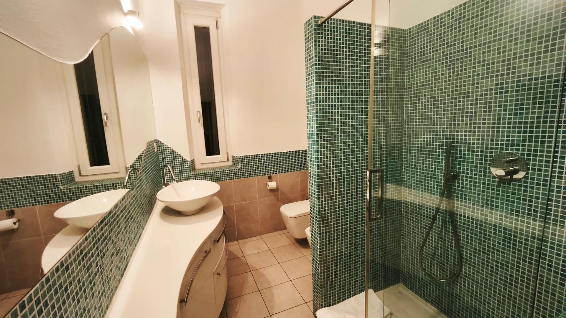 Elegant City View Flat Adjacent Metro Milan