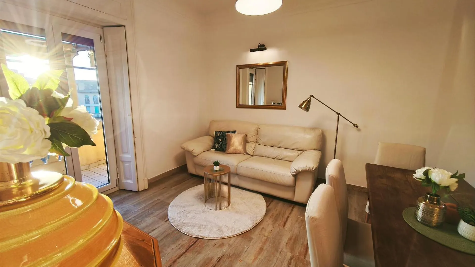 Elegant City View Flat Adjacent Metro Milan