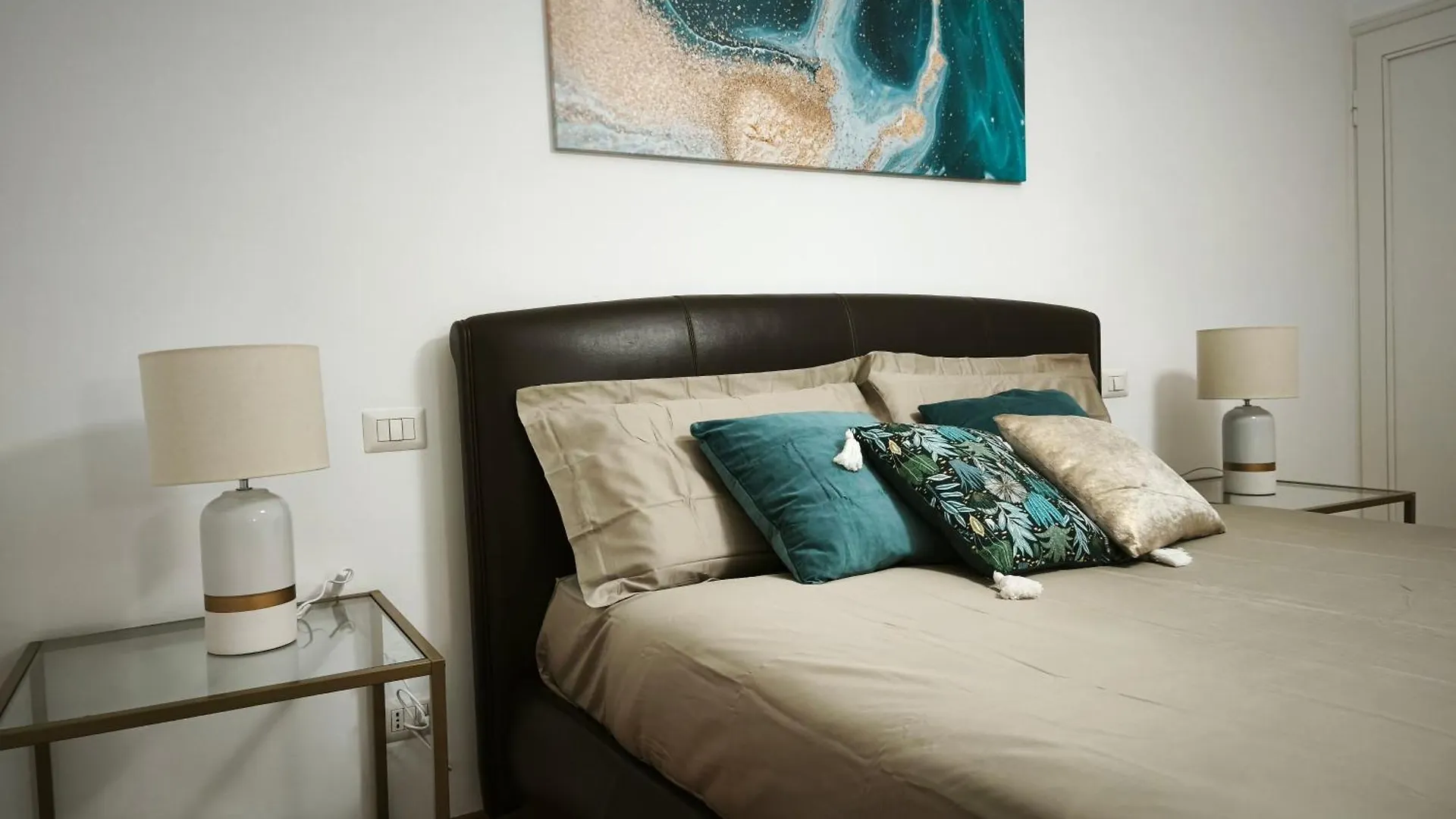 Elegant City View Flat Adjacent Metro Milan Apartment