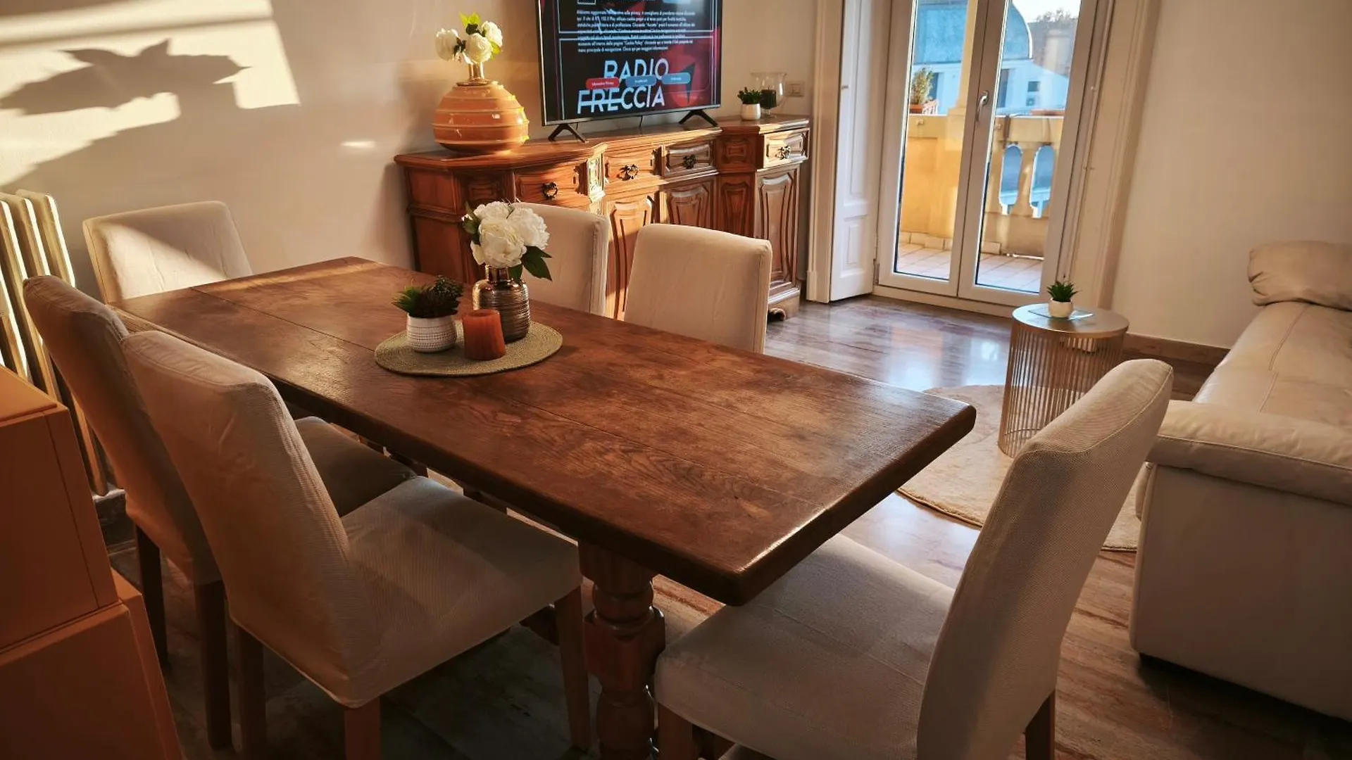 Elegant City View Flat Adjacent Metro Milan Apartment