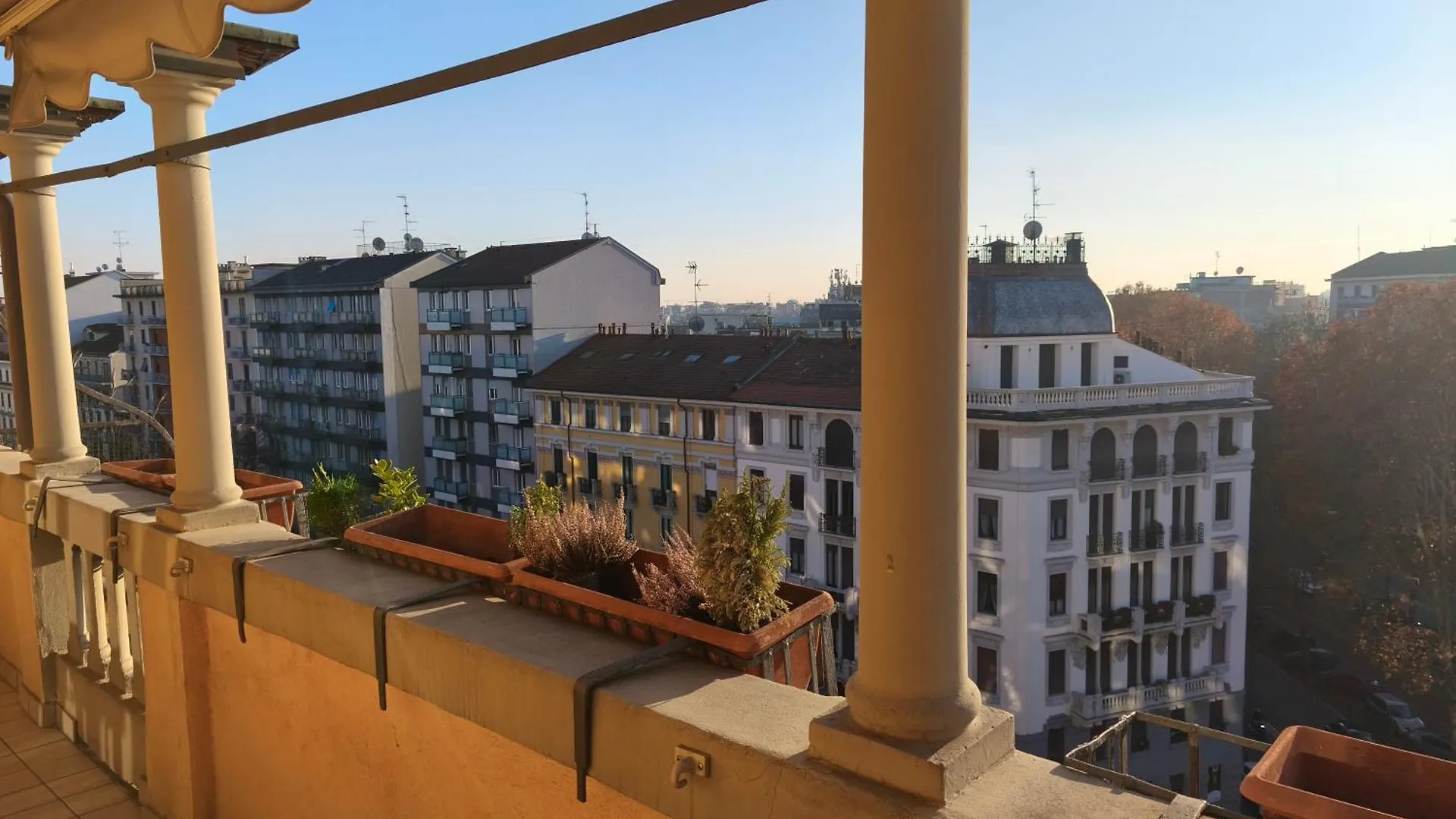 Elegant City View Flat Adjacent Metro Milan