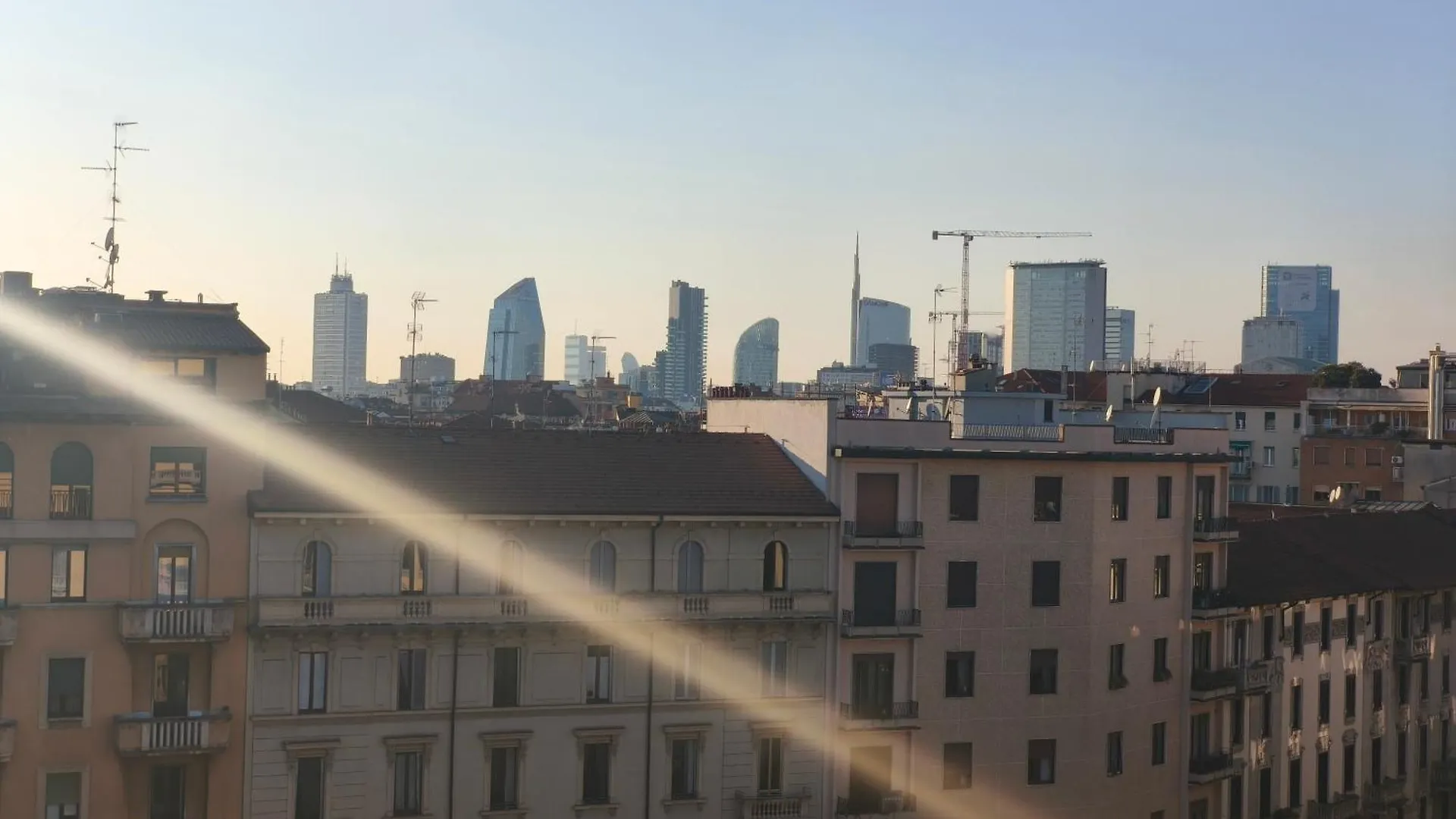 Apartment Elegant City View Flat Adjacent Metro Milan